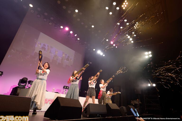 『アイマス シンデレラガールズ』Webラジオ“デレパ”公録イベント第12弾をリポート。プロデューサーが手掛ける今回の公録のテーマは“平成レトロ”。幼少期の微笑ましいエピソードやまさかのカバー曲も