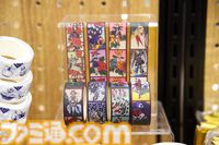 『ライドウ リマスター: 超力兵団奇譚』1周年記念ポップアップストアが開催！ ゴウトの自立式ぬいぐるみがお出迎え、ライドウ＆雷堂の描きおろしグッズもずらり