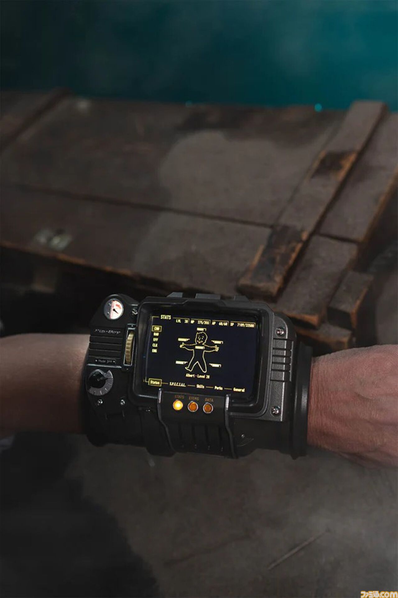 『フォールアウト』Pip-Boy 3000のオフィシャルレプリカが6月19日発売。高精細なIPS液晶ディスプレイを搭載した1:1スケール