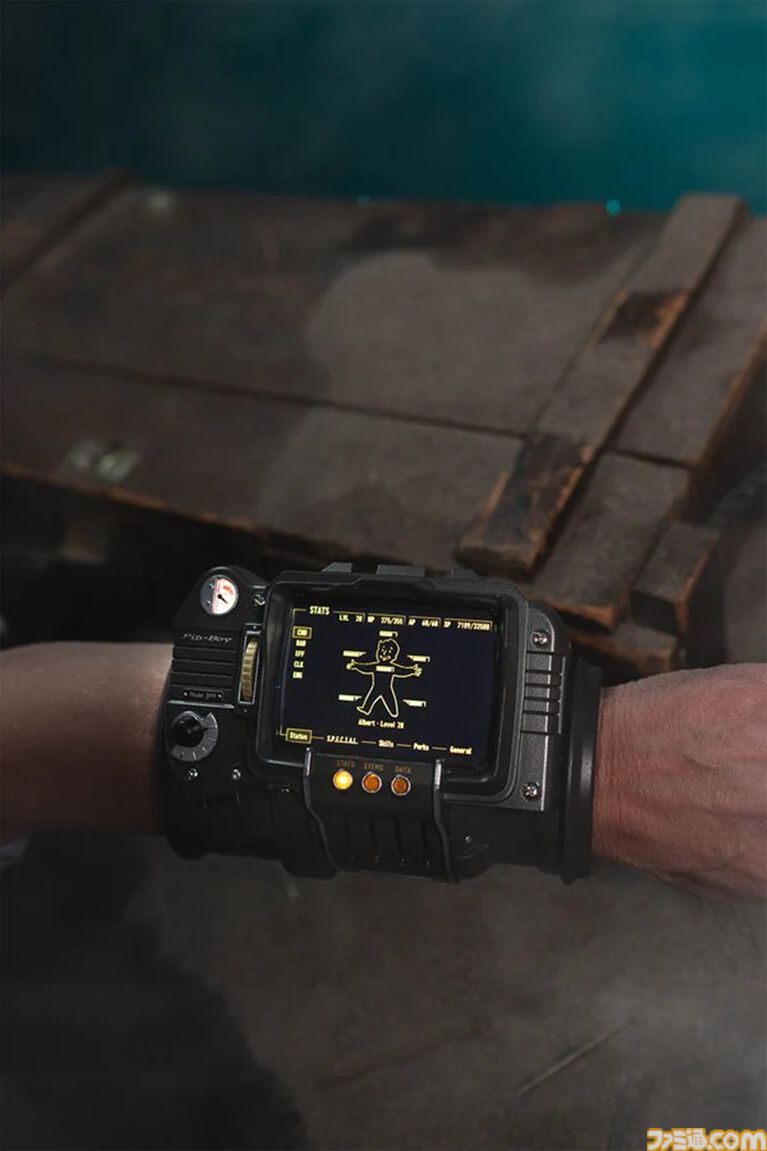 『フォールアウト』Pip-Boy 3000のオフィシャルレプリカが6月19日発売。高精細なIPS液晶ディスプレイを搭載した1:1スケール
