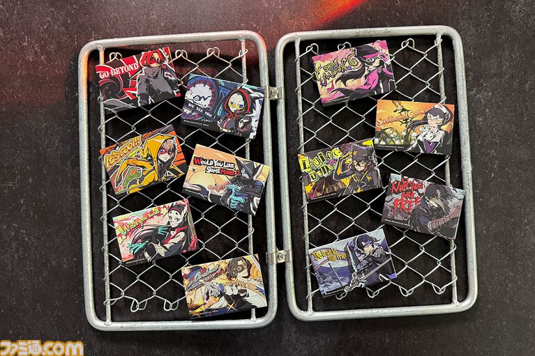 『P5X』1周年記念アトラス公式グッズがアトラスDショップで予約開始。カットイン風アクリルキーホルダーや総攻撃缶バッジなどがオシャレ