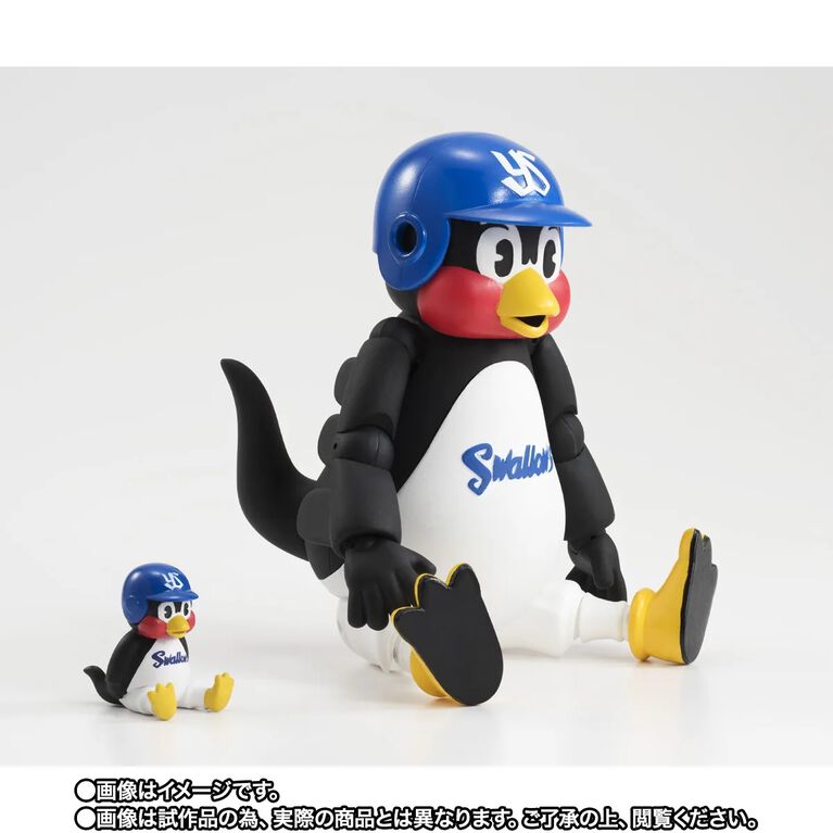 ヤクルトスワローズの人気マスコット・つば九郎のアクションフィギュアが再び商品化決定。“つばくろうばずーか”や“かさ”など付属品も多数
