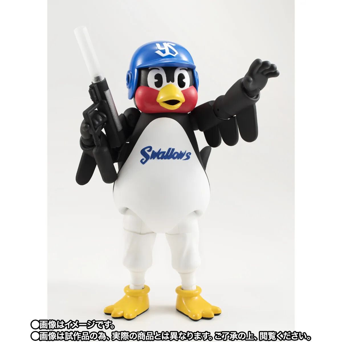 ヤクルトスワローズの人気マスコット・つば九郎のアクションフィギュアが再び商品化決定。“つばくろうばずーか”や“かさ”など付属品も多数
