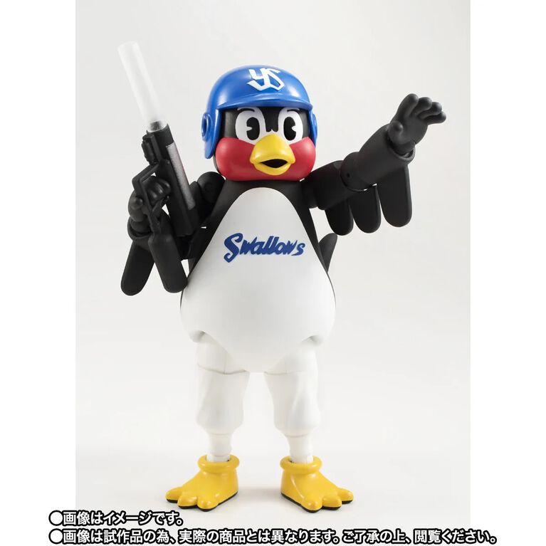 ヤクルトスワローズの人気マスコット・つば九郎のアクションフィギュアが再び商品化決定。“つばくろうばずーか”や“かさ”など付属品も多数
