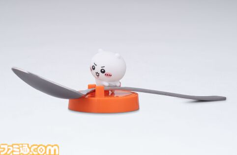『ちいかわ』ココイチコラボが7月16日開催。ココイチのスプーンをおけるフィギュアやコラボカレー皿、オリジナル島カレーなどが登場