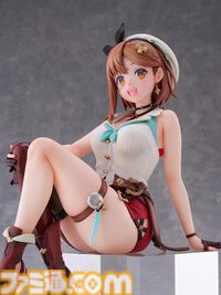 『ライザのアトリエ2』ライザの“BIGぬーどるストッパーフィギュア”がデカすぎる。デカすぎて「カップ麺の蓋を押さえることを想定しておりません」って書いてある