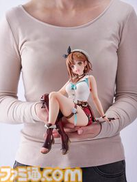 『ライザのアトリエ2』ライザの“BIGぬーどるストッパーフィギュア”がデカすぎる。デカすぎて「カップ麺の蓋を押さえることを想定しておりません」って書いてある