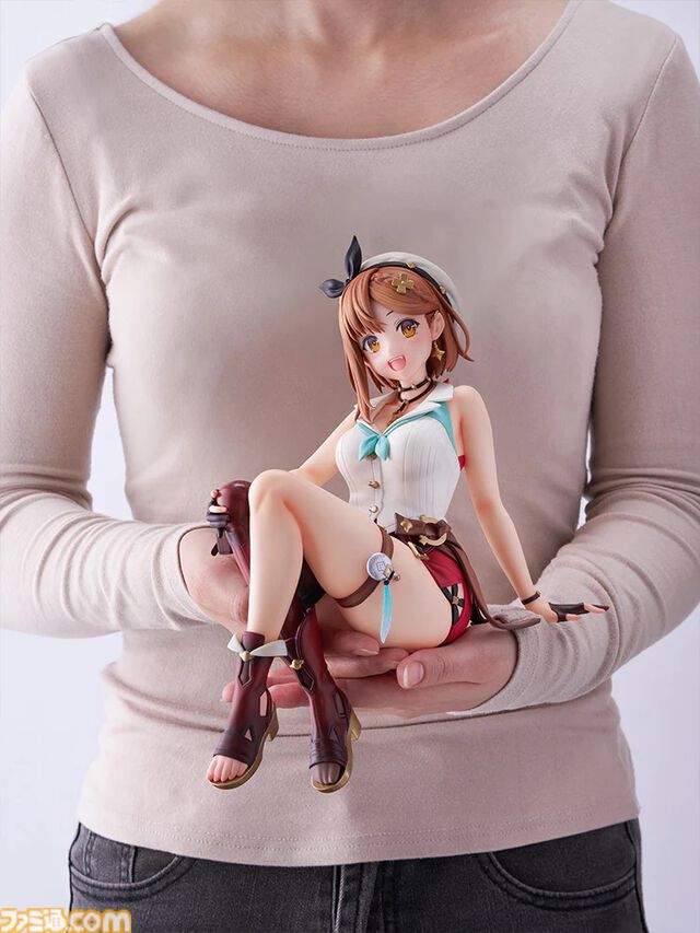 『ライザのアトリエ2』ライザの“BIGぬーどるストッパーフィギュア”がデカすぎる。デカすぎて「カップ麺の蓋を押さえることを想定しておりません」って書いてある