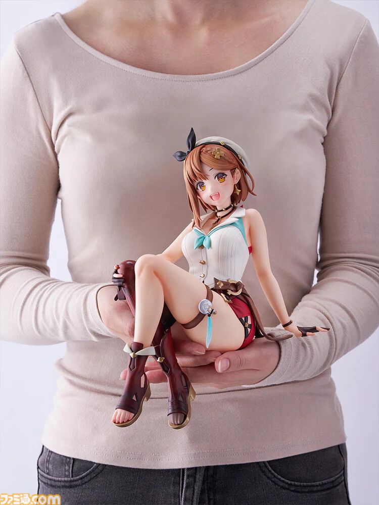 『ライザのアトリエ2』ライザの“BIGぬーどるストッパーフィギュア”がデカすぎる。デカすぎて「カップ麺の蓋を押さえることを想定しておりません」って書いてある
