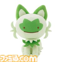 『ポケモン』メタモンがニャオハに“へんしん”。姿は完璧でも顔はメタモンのままでかわいい。メタモンの新作ぬいぐるみ＆マスコットがポケセンで7月11日発売