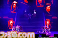 『デレミュ』第2弾“DERE of the DEAD”リポート。最後の希望を託された“りあむ”がオタクたちとゾンビの館の主に立ち向かう。客席を巻き込んだ演出盛りだくさんで没入感満点のステージ