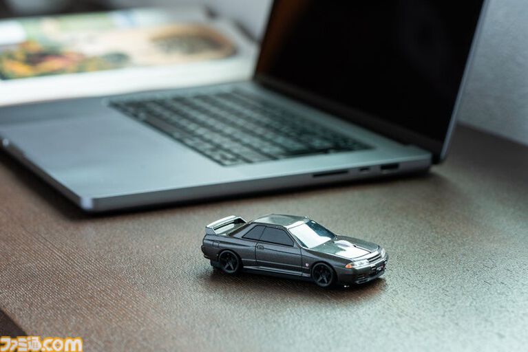 日産スカイラインGT-R(BNR32)を再現した無線マウスがリニューアルして再登場。付属するマウスパッドと専用パッケージが一新
