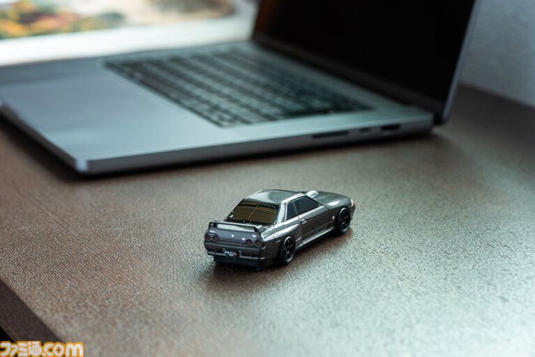 日産スカイラインGT-R(BNR32)を再現した無線マウスがリニューアルして再登場。付属するマウスパッドと専用パッケージが一新