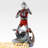 『ウルトラマン』60周年記念一番くじが本日（7/15）オンライン販売開始。“ゼットン”の精巧なフィギュアの足元ではゼットン星人、宇宙船、炎エフェクトが存在感を演出