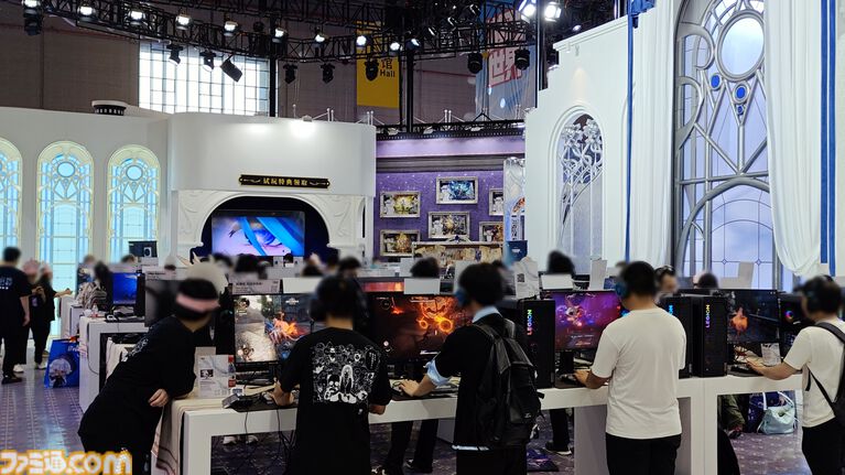 『白銀の城』ブースはまるで“お城”そのもの! レッドローズやシンデレラの公式コスプレイヤーも美しすぎた。熱気あふれるBW2026をリポート【BilibiliWorld 2026】