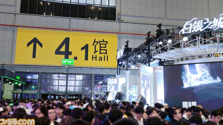 『白銀の城』ブースはまるで“お城”そのもの! レッドローズやシンデレラの公式コスプレイヤーも美しすぎた。熱気あふれるBW2026をリポート【BilibiliWorld 2026】