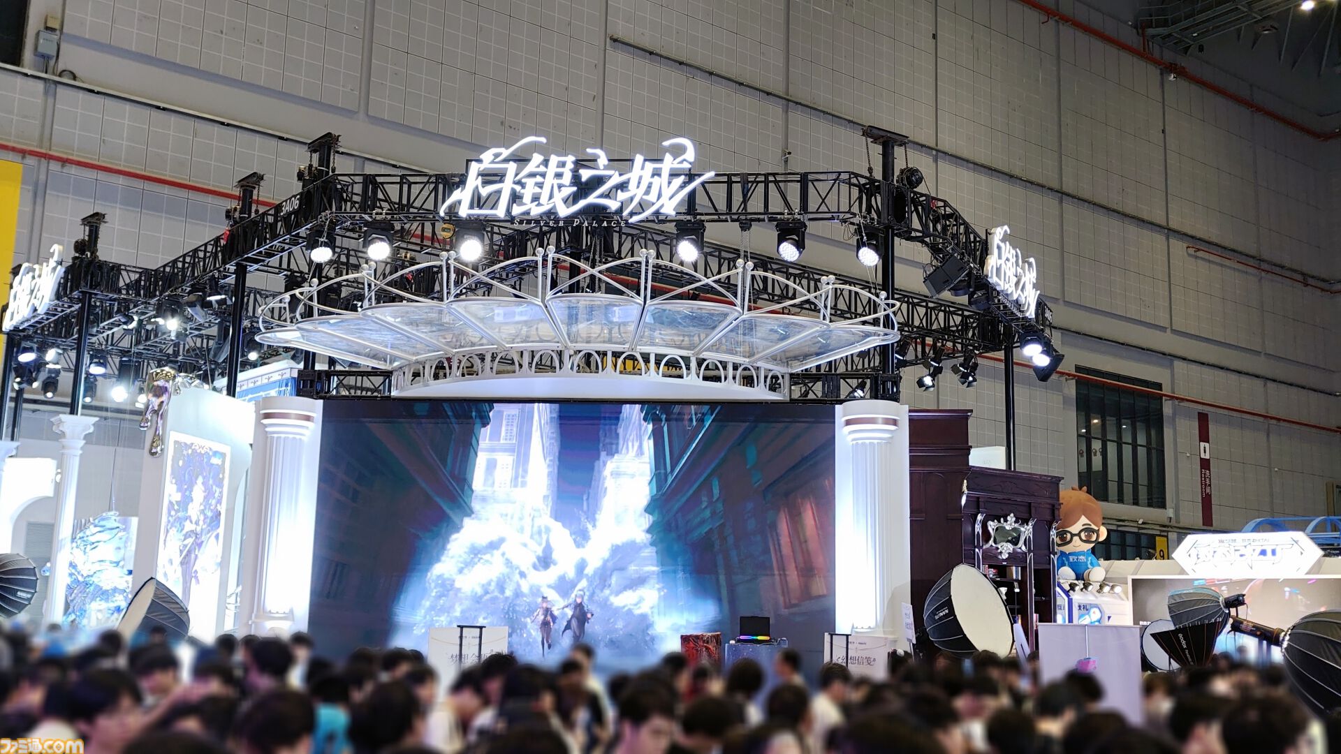 『白銀の城』ブースはまるで“お城”そのもの！ レッドローズやシンデレラの公式コスプレイヤーも美しすぎた。熱気あふれるBW2026をリポート【BilibiliWorld 2026】