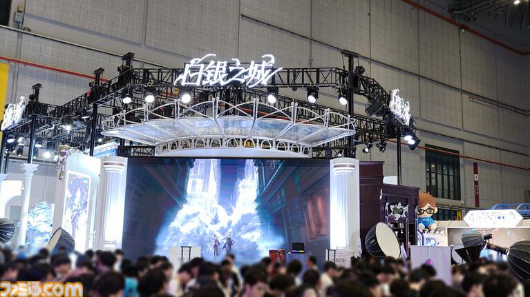 『白銀の城』ブースはまるで“お城”そのもの! レッドローズやシンデレラの公式コスプレイヤーも美しすぎた。熱気あふれるBW2026をリポート【BilibiliWorld 2026】