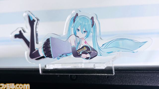 『デスクトップメイト』初音ミク“マジカルミライ 2026 Ver.”が7月23日配信。テーマ“湖のソナーレ”を反映した、ひまわりや蝶モチーフの新衣装で登場