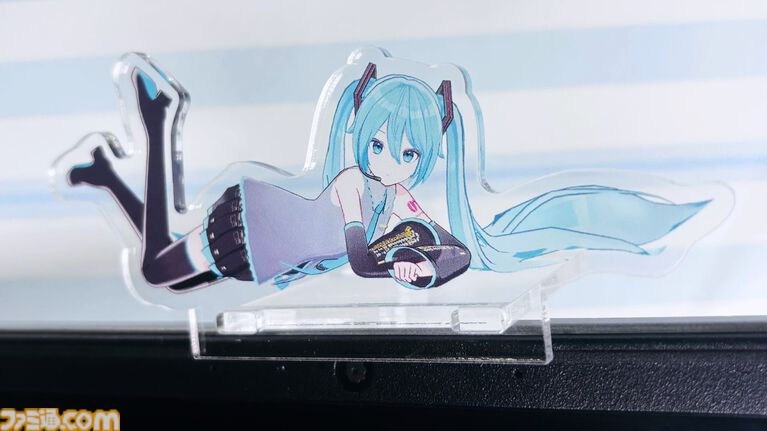 『デスクトップメイト』初音ミク“マジカルミライ 2026 Ver.”が7月23日配信。テーマ“湖のソナーレ”を反映した、ひまわりや蝶モチーフの新衣装で登場