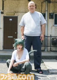 アニメ『ヤニねこ』大家役・稲田徹のコスプレグラビアがヤンマガに登場。そっくりすぎてもはや本人