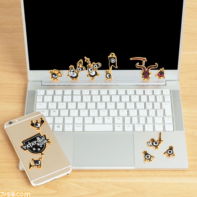 『パタポン』デスクに飾れるセリフ付きミニアクスタがかわいい。刺繍ステッカーなど新グッズが本日(7/28)より予約開始