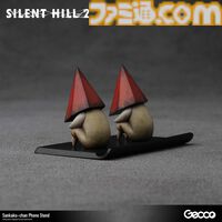 『サイレントヒル 2』三角様のスマホスタンド、様ではなく「三角ちゃん」。ゆるいけどどこか哀愁漂う支え姿