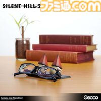 『サイレントヒル 2』三角様のスマホスタンド、様ではなく「三角ちゃん」。ゆるいけどどこか哀愁漂う支え姿