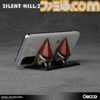『サイレントヒル 2』三角様のスマホスタンド、様ではなく「三角ちゃん」。ゆるいけどどこか哀愁漂う支え姿