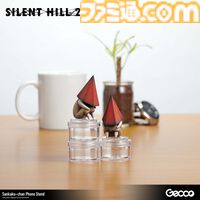 『サイレントヒル 2』三角様のスマホスタンド、様ではなく「三角ちゃん」。ゆるいけどどこか哀愁漂う支え姿
