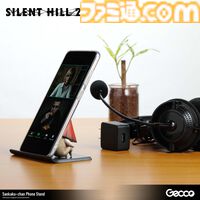 『サイレントヒル 2』三角様のスマホスタンド、様ではなく「三角ちゃん」。ゆるいけどどこか哀愁漂う支え姿