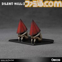 『サイレントヒル 2』三角様のスマホスタンド、様ではなく「三角ちゃん」。ゆるいけどどこか哀愁漂う支え姿