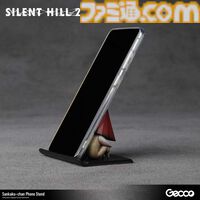 『サイレントヒル 2』三角様のスマホスタンド、様ではなく「三角ちゃん」。ゆるいけどどこか哀愁漂う支え姿
