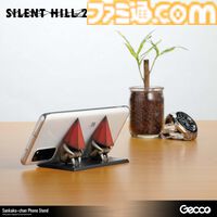 『サイレントヒル 2』三角様のスマホスタンド、様ではなく「三角ちゃん」。ゆるいけどどこか哀愁漂う支え姿