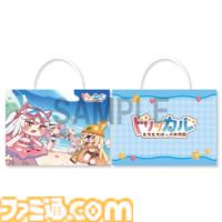 『トリッカル』夏コミでの販売グッズが公開。タオルやぬいぐるみクリップなど多彩なアイテムが並ぶ。購入特典としてカードやショッパー、ポストカードも