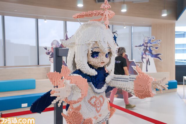【HoYoverse】本拠地シンガポールオフィスツアー。LEGOブロックで作られた『原神』パイモンや、『スターレイル』『崩壊3rd』等身大キャラクターパネル、完全新作『ゼンゼロ』がお出迎え