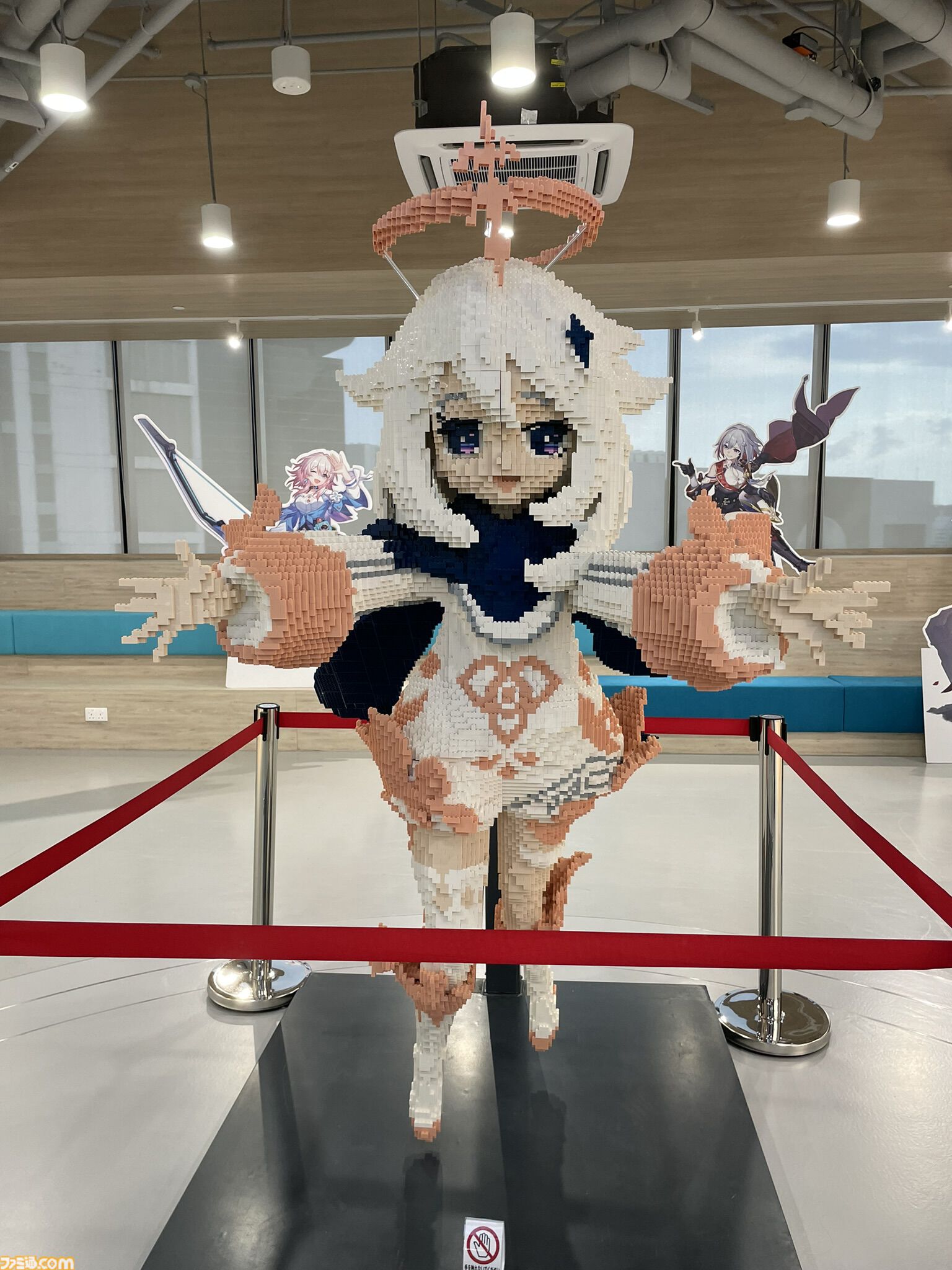 【HoYoverse】本拠地シンガポールオフィスツアー。LEGOブロックで作られた『原神』パイモンや、『スターレイル』『崩壊3rd』等身大キャラクターパネル、完全新作『ゼンゼロ』がお出迎え