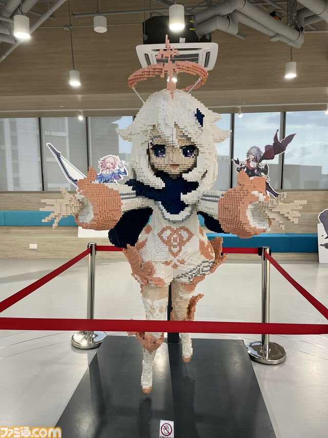 【HoYoverse】本拠地シンガポールオフィスツアー。LEGOブロックで作られた『原神』パイモンや、『スターレイル』『崩壊3rd』等身大キャラクターパネル、完全新作『ゼンゼロ』がお出迎え