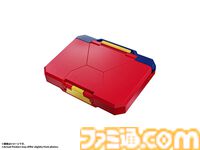 自動変形する“名刺ケース”がバンダイより登場。ボタンひとつで展開＆ご挨拶、初対面から強烈なインパクトを与えられる。超合金のノウハウをフル活用