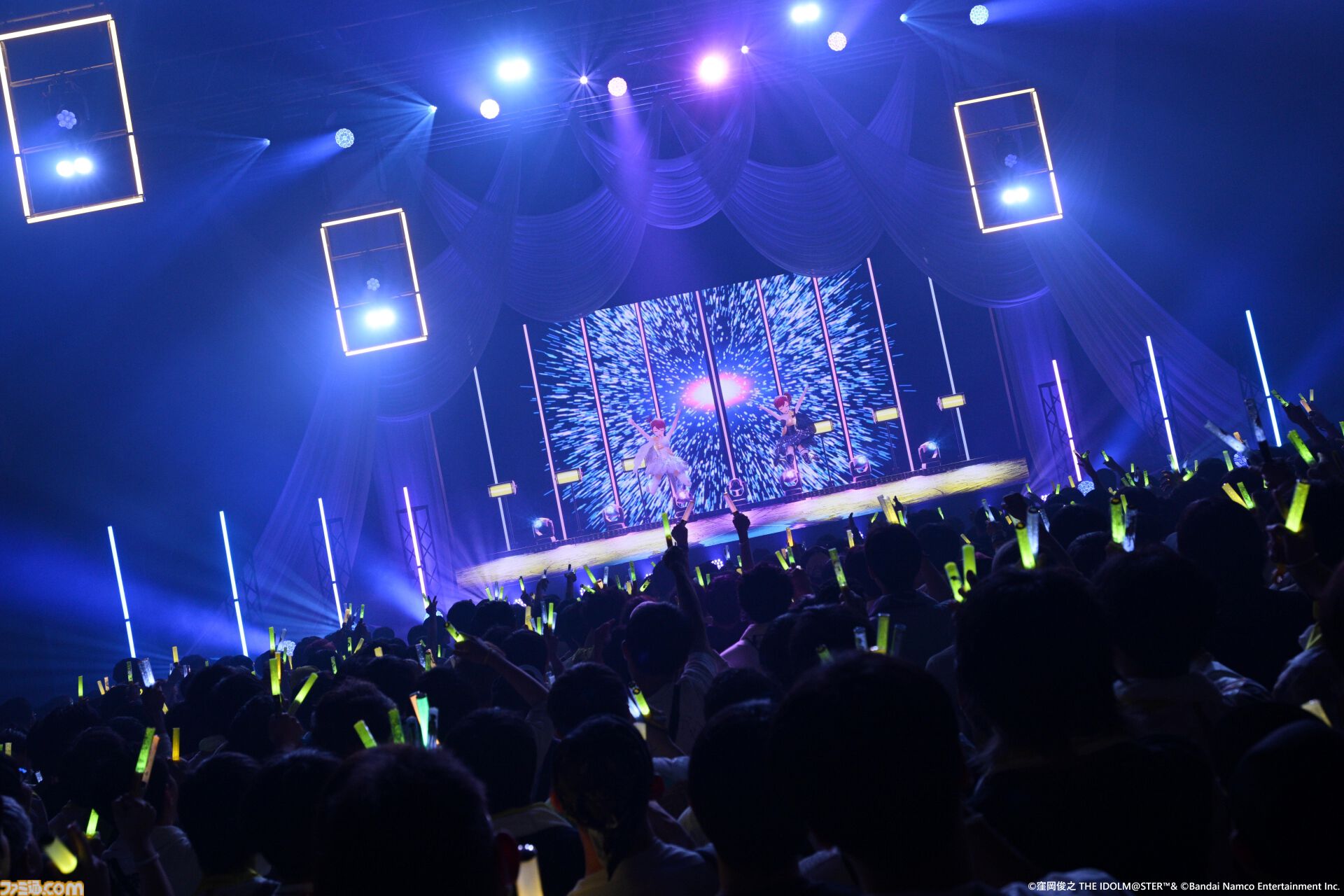 『アイマス』双海亜美・真美 twin live“ふたごぼしのつばさ”東京公演リポート。全曲ふたりでのステージで、新曲『北極星をズラしちゃえ！』でも一体感のあるパフォーマンスを披露。