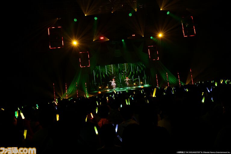 『アイマス』双海亜美・真美 twin live“ふたごぼしのつばさ”東京公演リポート。全曲ふたりでのステージで、新曲『北極星をズラしちゃえ！』でも一体感のあるパフォーマンスを披露。