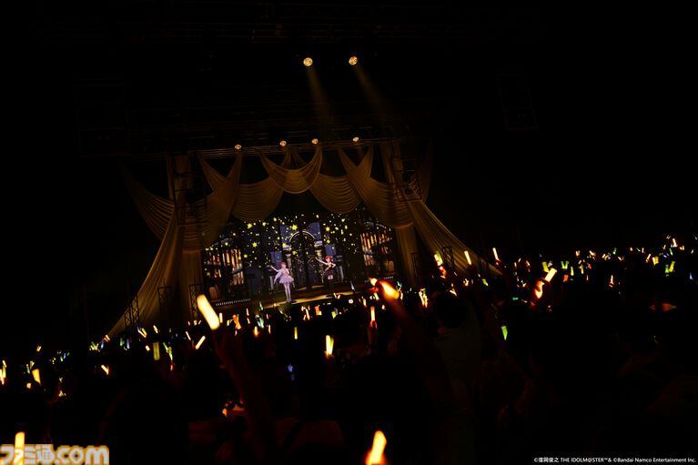 『アイマス』双海亜美・真美 twin live“ふたごぼしのつばさ”東京公演リポート。全曲ふたりでのステージで、新曲『北極星をズラしちゃえ！』でも一体感のあるパフォーマンスを披露。