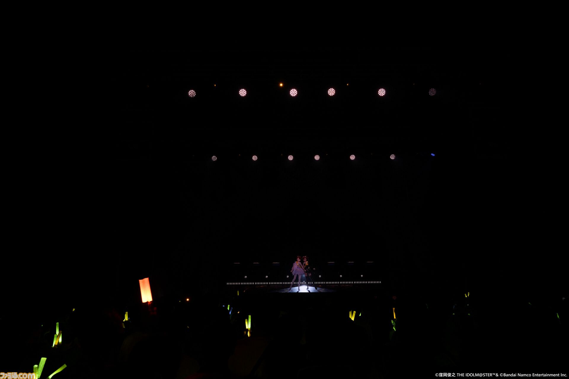 『アイマス』双海亜美・真美 twin live“ふたごぼしのつばさ”東京公演リポート。全曲ふたりでのステージで、新曲『北極星をズラしちゃえ！』でも一体感のあるパフォーマンスを披露。