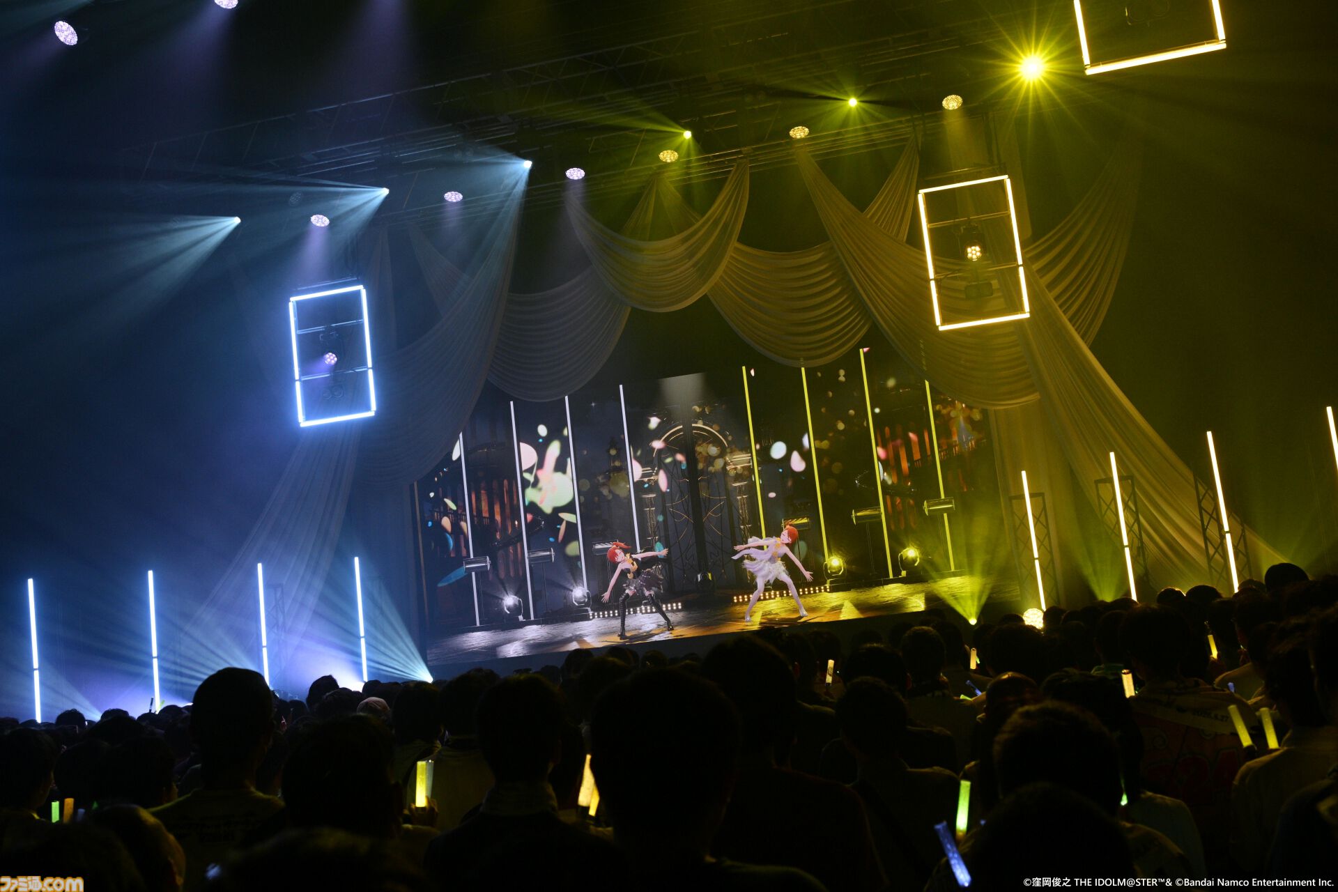 『アイマス』双海亜美・真美 twin live“ふたごぼしのつばさ”東京公演リポート。全曲ふたりでのステージで、新曲『北極星をズラしちゃえ！』でも一体感のあるパフォーマンスを披露。