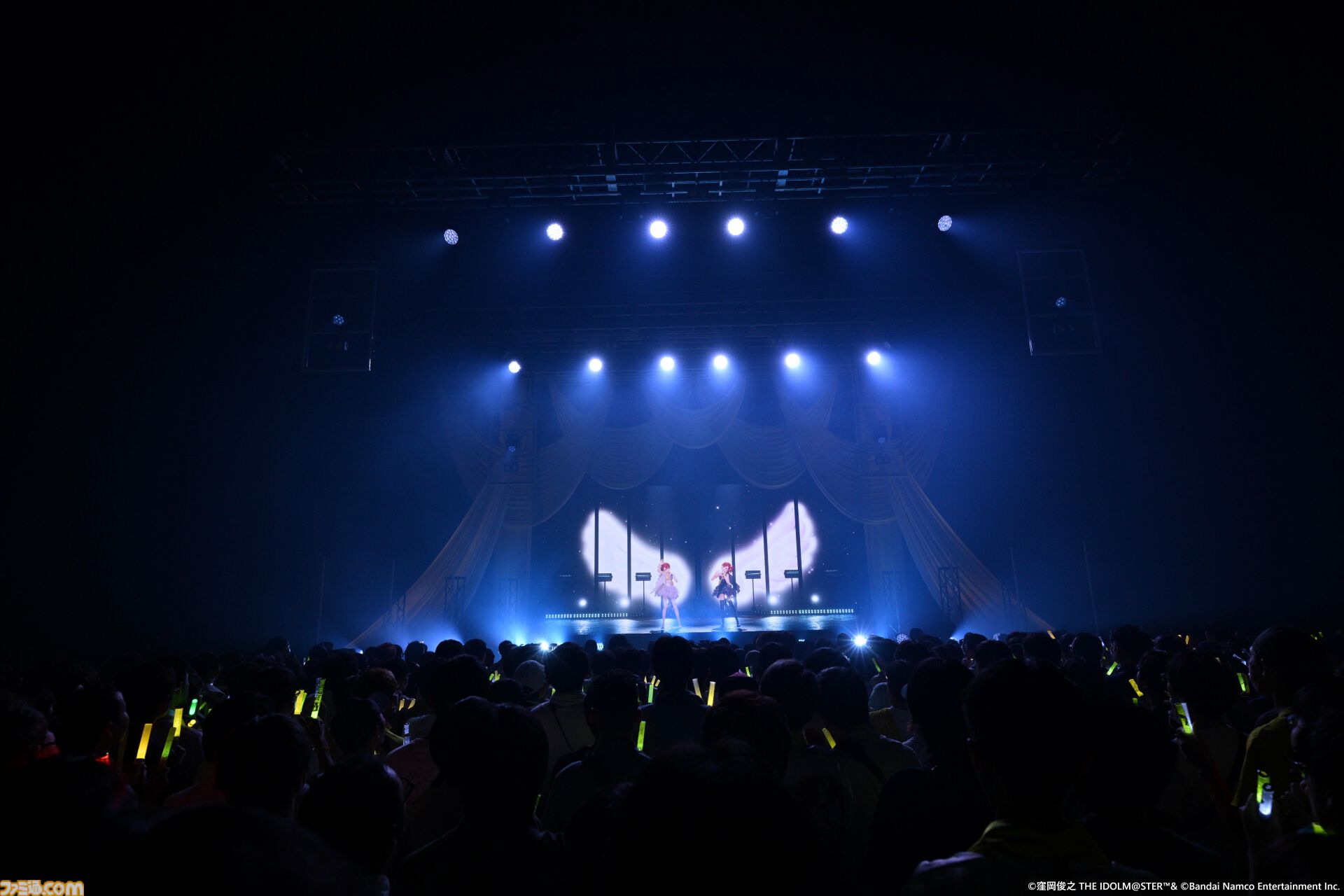 『アイマス』双海亜美・真美 twin live“ふたごぼしのつばさ”東京公演リポート。全曲ふたりでのステージで、新曲『北極星をズラしちゃえ！』でも一体感のあるパフォーマンスを披露。