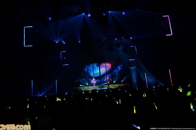 『アイマス』双海亜美・真美 twin live“ふたごぼしのつばさ”東京公演リポート。全曲ふたりでのステージで、新曲『北極星をズラしちゃえ！』でも一体感のあるパフォーマンスを披露。