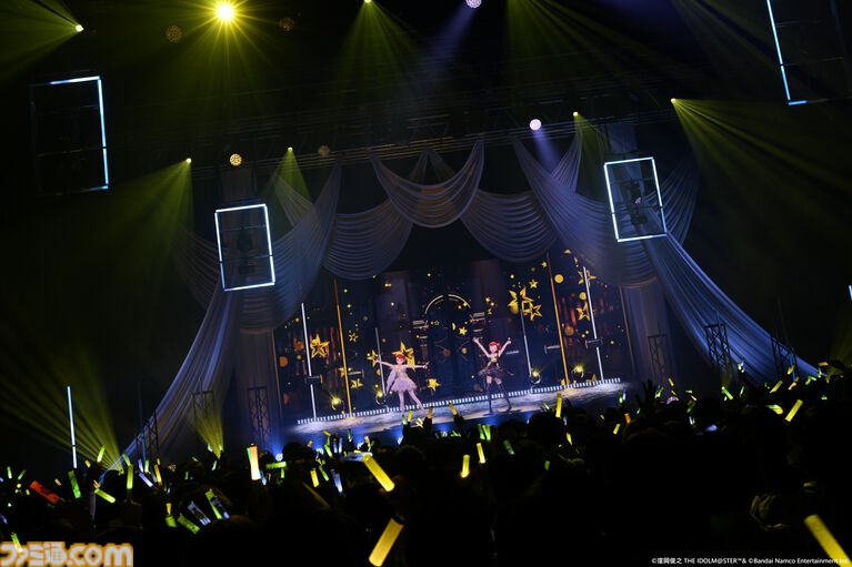 『アイマス』双海亜美・真美 twin live“ふたごぼしのつばさ”東京公演リポート。全曲ふたりでのステージで、新曲『北極星をズラしちゃえ！』でも一体感のあるパフォーマンスを披露。