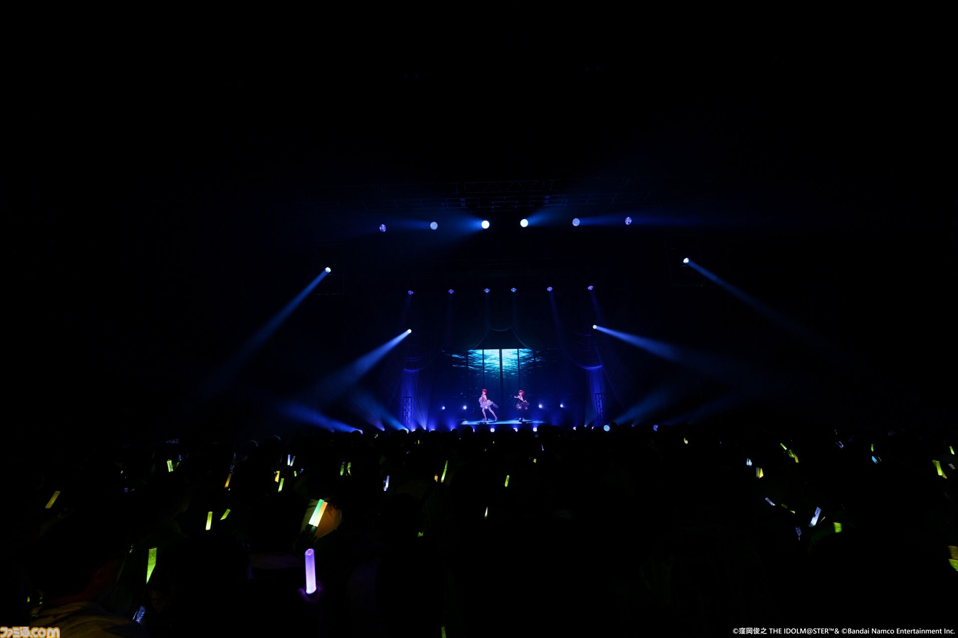 『アイマス』双海亜美・真美 twin live“ふたごぼしのつばさ”東京公演リポート。全曲ふたりでのステージで、新曲『北極星をズラしちゃえ！』でも一体感のあるパフォーマンスを披露。