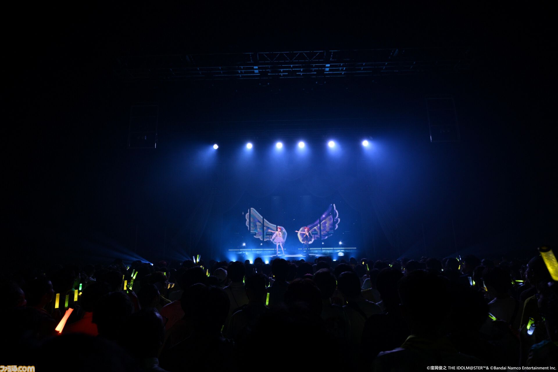 『アイマス』双海亜美・真美 twin live“ふたごぼしのつばさ”東京公演リポート。全曲ふたりでのステージで、新曲『北極星をズラしちゃえ！』でも一体感のあるパフォーマンスを披露。