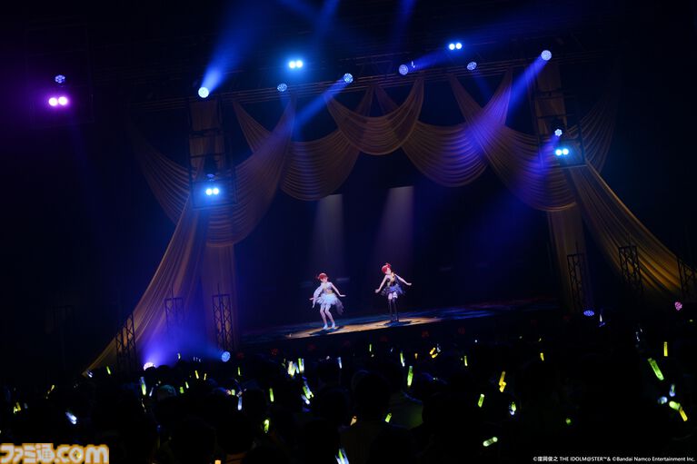『アイマス』双海亜美・真美 twin live“ふたごぼしのつばさ”東京公演リポート。全曲ふたりでのステージで、新曲『北極星をズラしちゃえ！』でも一体感のあるパフォーマンスを披露。